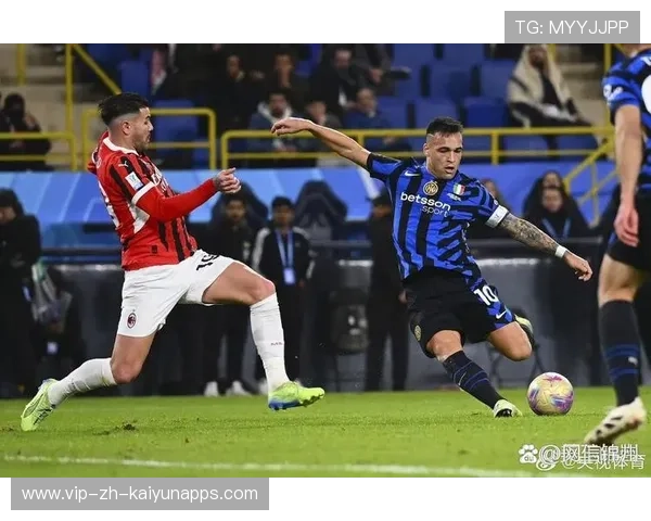 AC米兰前场抢断制造单刀，莱奥射门被侧扑挡住
